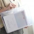 得力5702手拎文件盒资料盒档案盒A4文件收纳盒手提透明防潮塑料盒PP塑料A4